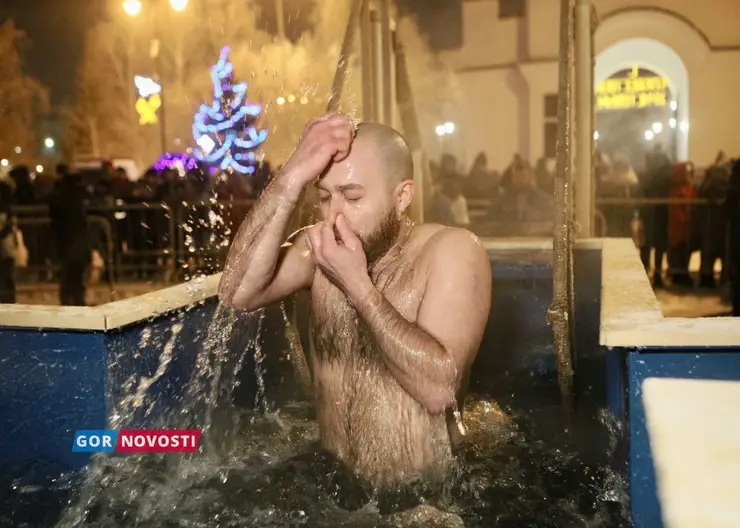 Красноярцы начали праздновать Крещение Господне с ночных купаний