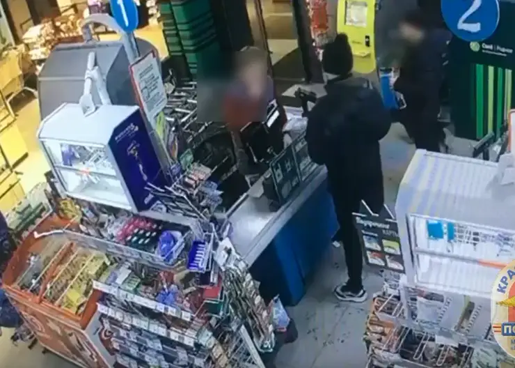 В Красноярске двое мужчин украли из магазина водку и филе курицы