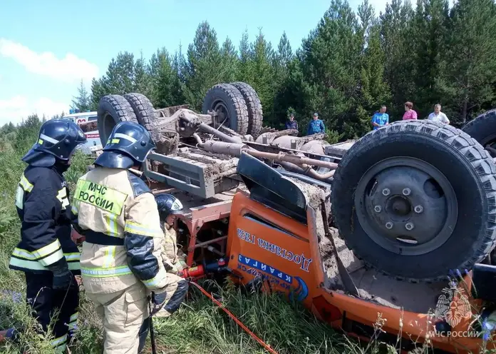 В Пировском районе перевернулся грузовик с 60 газовыми баллонами