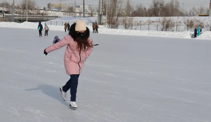 На острове Татышев в Красноярске из-за потепления закрыли каток