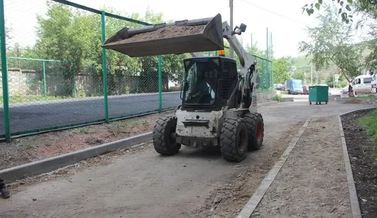 В Железнодорожном районе Красноярска ремонтируют дворы и межквартальные проезды