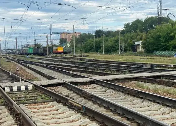 В Красноярском крае 17-летний подросток попал под грузовой поезд и выжил