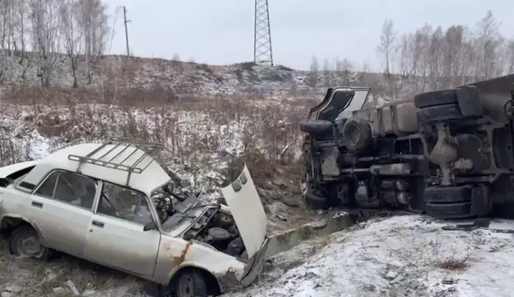 На трассе в Красноярском крае водитель большегруза выехал на встречную полосу и врезался в «семерку»