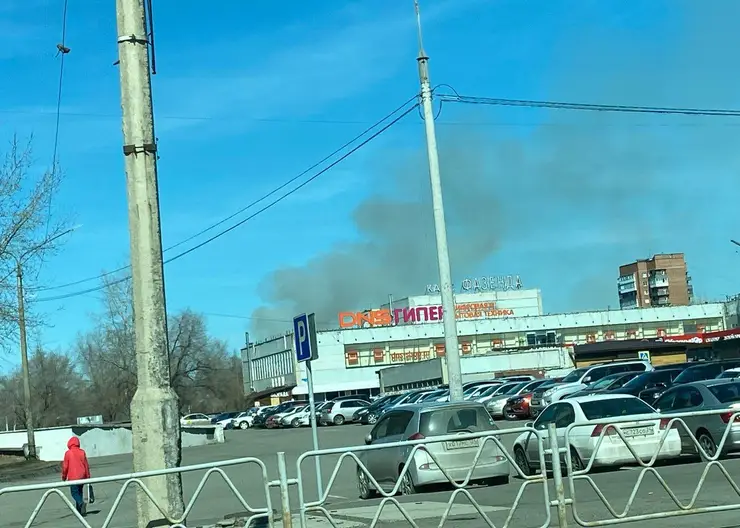 В Красноярске на острове Татышев горит сухая трава