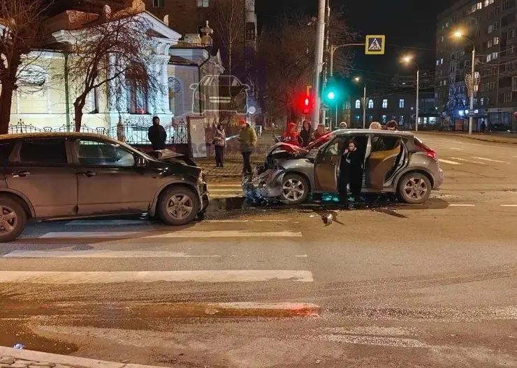 В центре Красноярска столкнулись два «Ниссана»