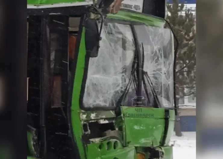 В Красноярске на улице Чернышева столкнулись автобусы № 85 и № 49