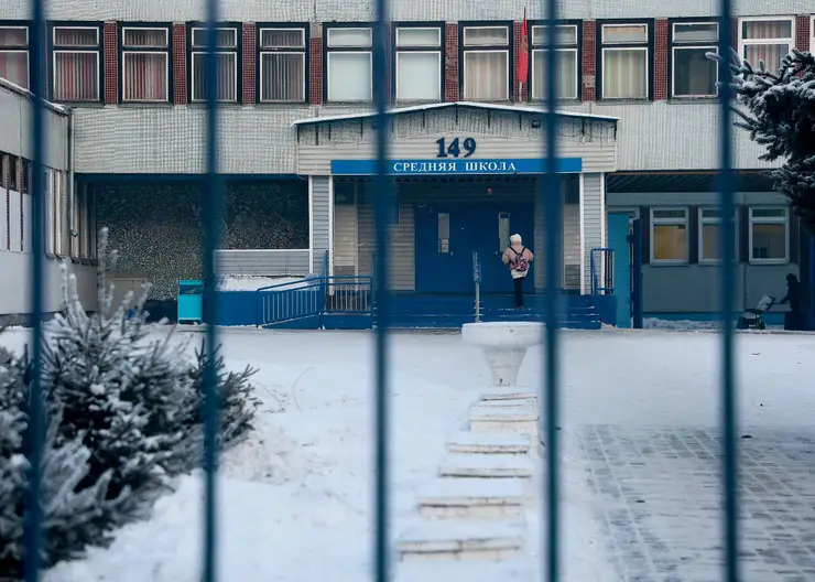Сотрудники правоохранительных органов ищут «минеров» школ в Красноярске