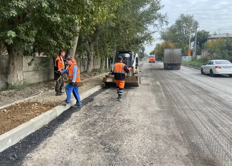 Красноярские дорожники заканчивают ремонт тротуара на Мусоргского