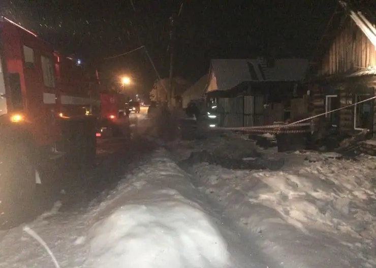 В Красноярском крае при пожаре в частном доме погибли шесть человек