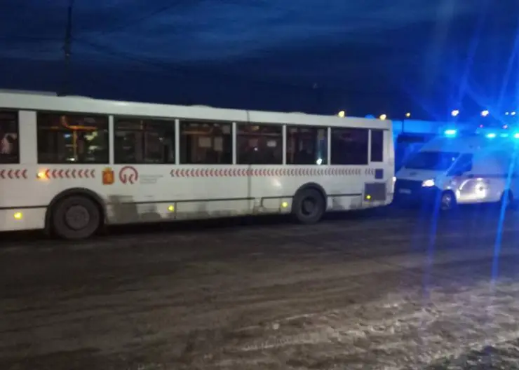 В Красноярске на улице Глинки пенсионерка попала под колеса автобуса № 60
