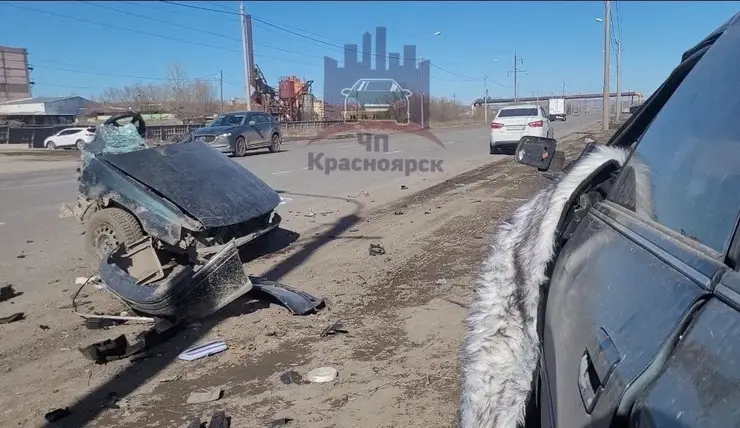 В Красноярске 33-летний водитель уезжал от погони, врезался в столб и погиб