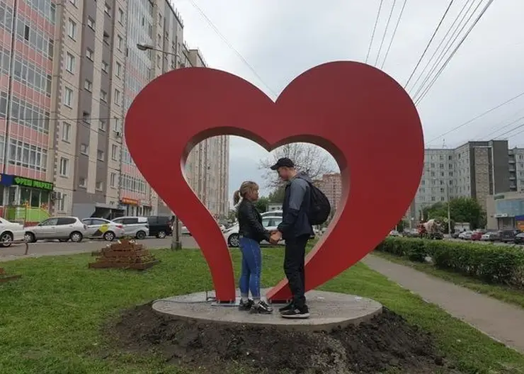 В Красноярске на Калинина установили трехметровое сердце