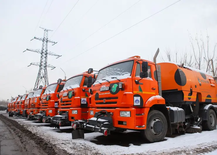Красноярцев попросили не проезжать между снегоуборочными машинами