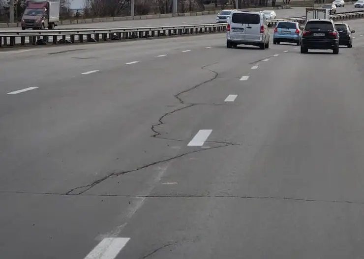 В Красноярске на Октябрьском мосту обновили дорожную разметку