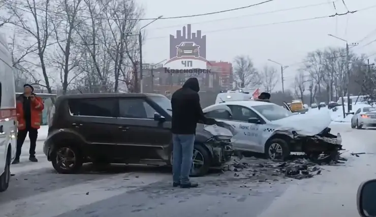 В Красноярске таксист устроил массовое ДТП на улице Калинина