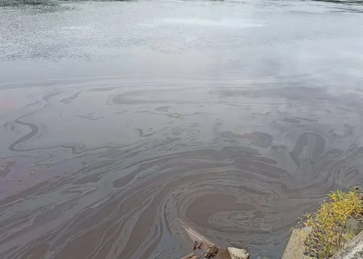 В Красноярском крае на реке Кочечум произошел разлив нефтепродуктов