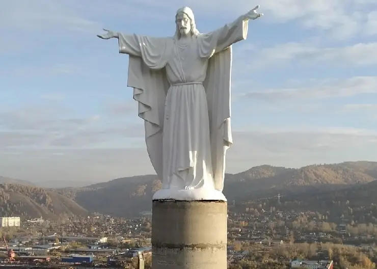 В Красноярске на Красивом берегу установили статую Иисуса Христа