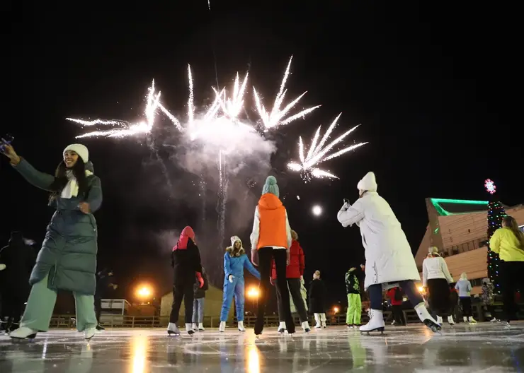 В Красноярске с фейерверком открыли каток на площади Мира