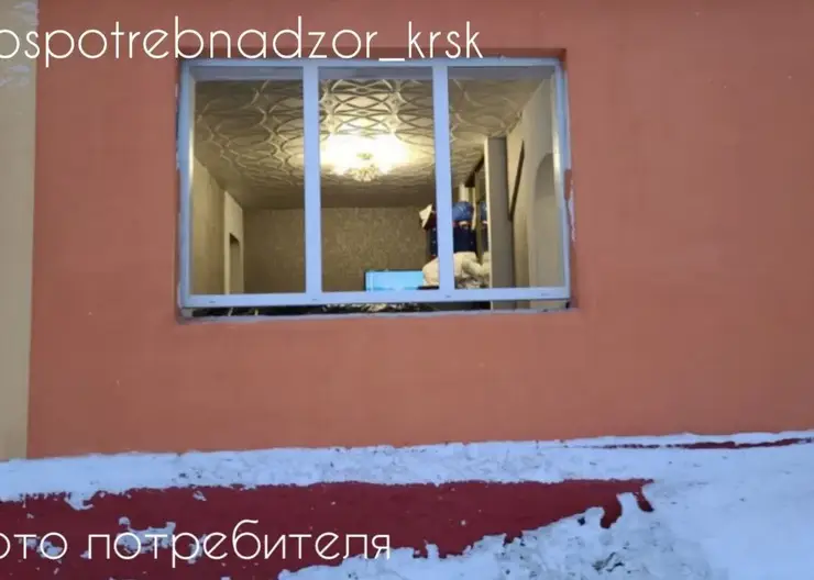 В Красноярском крае монтажник не угадал с размером проемов и решил подогнать дом под окна