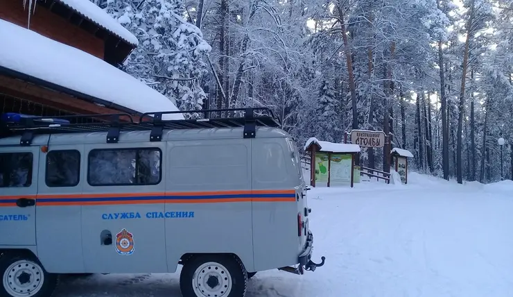 В Красноярском крае в снегу застрял автомобиль с тремя людьми