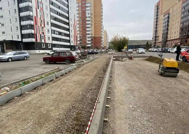 В Красноярске ремонтируют тротуары на улице Апрельской
