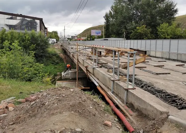 В Красноярске на мостах через Качу ремонтируют балки