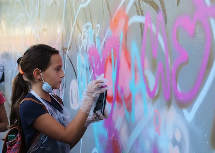 Юные художники Красноярска раскрасили подземный пешеходный переход