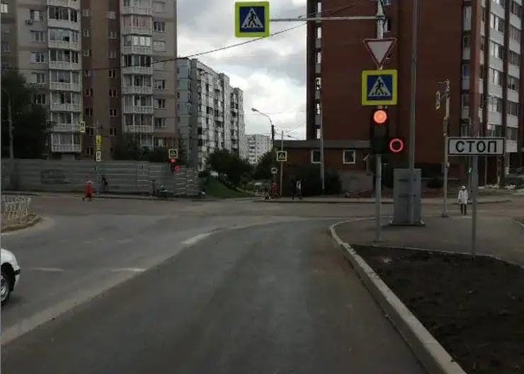 В Красноярске на улице Ерофеевской перенесли знак «СТОП», перекрывающий светофор