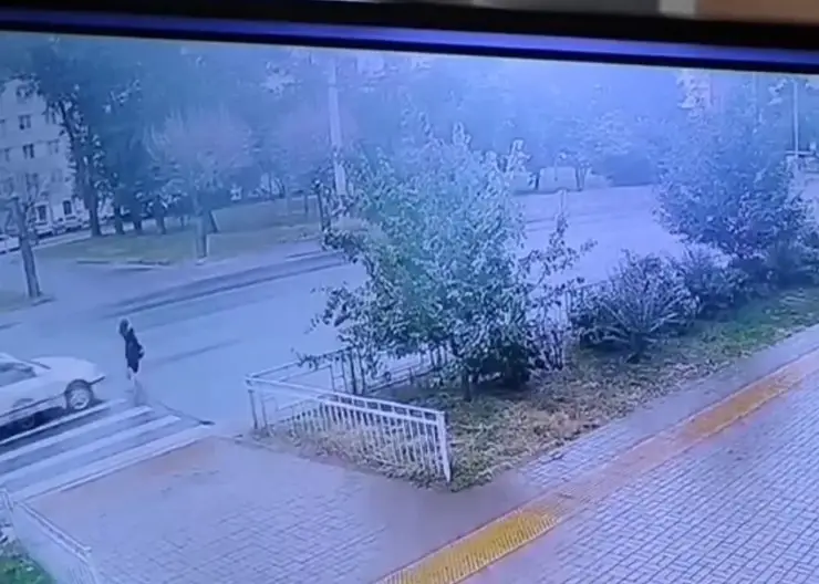 В Красноярске 10-летняя девочка попала под колеса автомобиля на Краснодарской