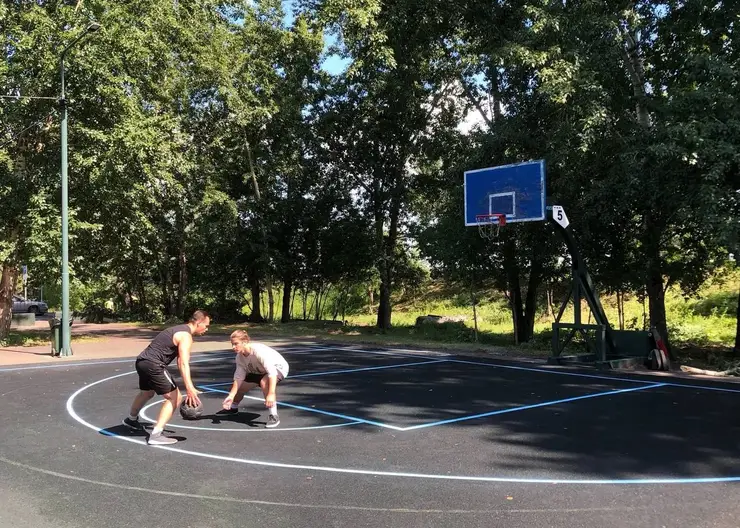 В Красноярске на острове Татышев установили трибуны у баскетбольных площадок