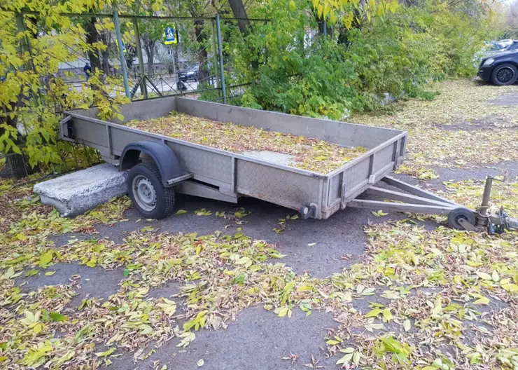 У жителя Красноярска на парковке около АЗС украли прицеп от машины