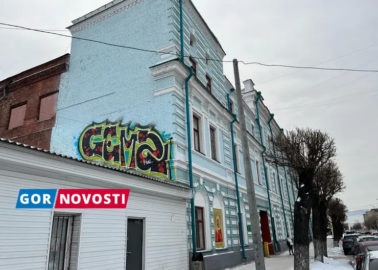 В Красноярске вандалы нарисовали граффити на стене исторического здания на проспекте Мира