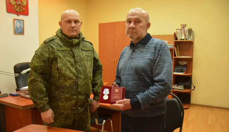 Игорю Столярову из Красноярска за участие в СВО вручили медаль «За отвагу»