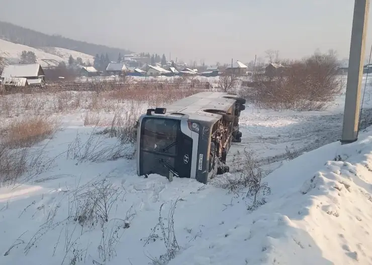 В Красноярском крае рейсовый автобус вылетел в кювет