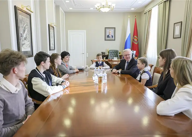 Красноярские школьники встретились с губернатором Александром Уссом