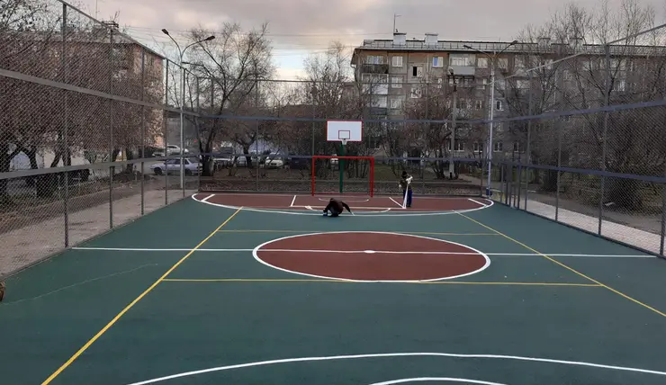 В восьми школах Красноярска до конца лета обустроят спортивные площадки