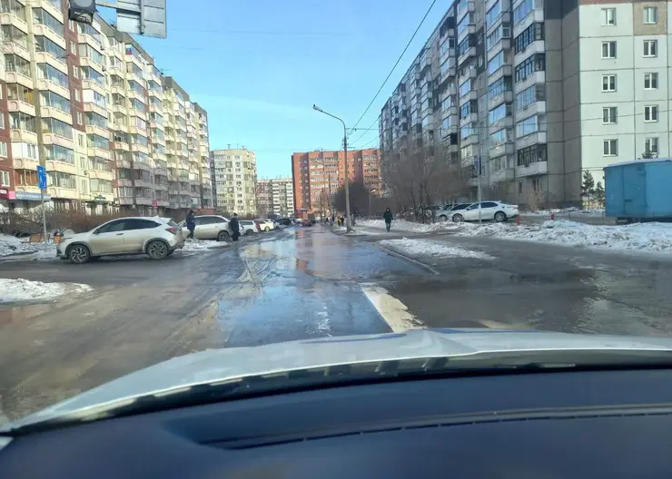 В Красноярске вода подтопила проезжую часть на улице Водопьянова