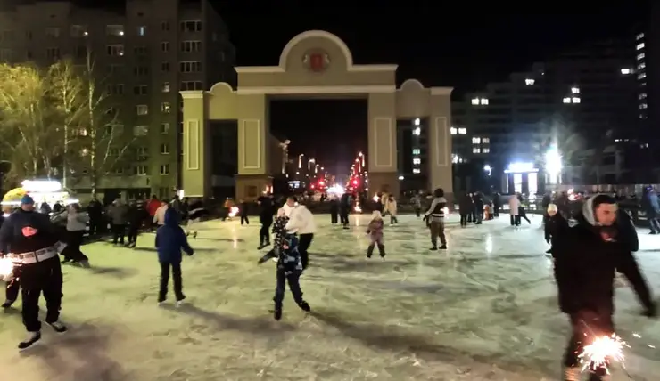 В Красноярске открылся каток «Зима на Стрелке»