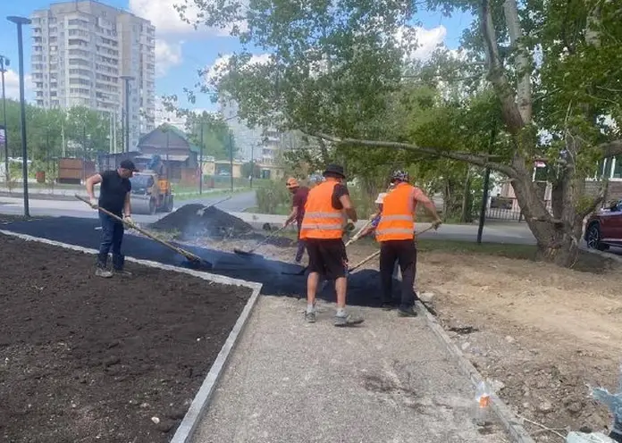 В Красноярске в сквере Казачий асфальтируют дорожки и сеют траву