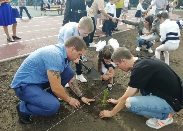 В Красноярске первоклассники высадили шесть тысяч деревьев