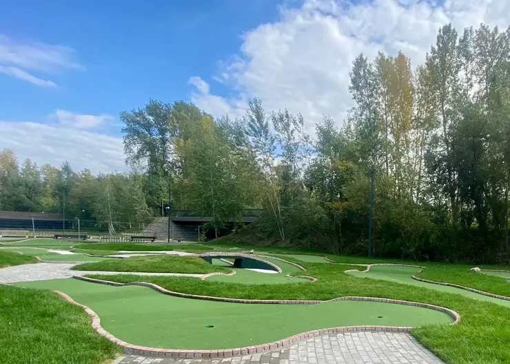 В красноярском Татышев-парке появилось поле для мини-гольфа