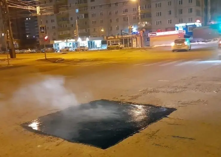 В Красноярске из-за заморозков продолжают устранять ямы литым асфальтом