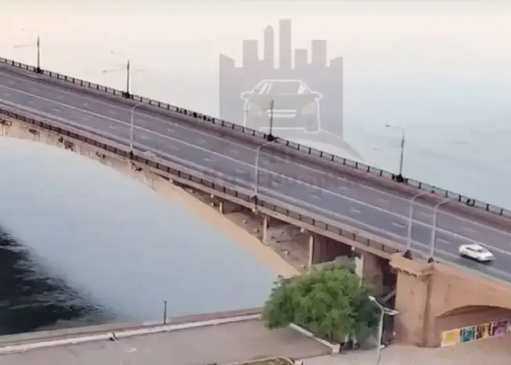 В Красноярске двое водителей спасли парня с Коммунального моста