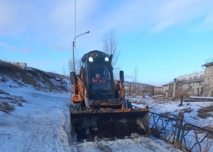 В Красноярске 13 марта более 200 дорожников борются с гололедом на тротуарах