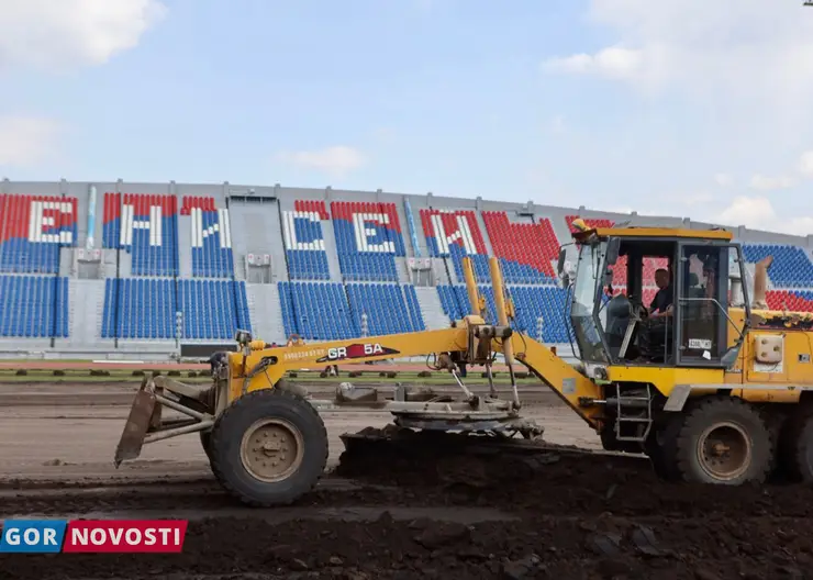 В Красноярске завершают капитальный ремонт футбольного поля на Центральном стадионе