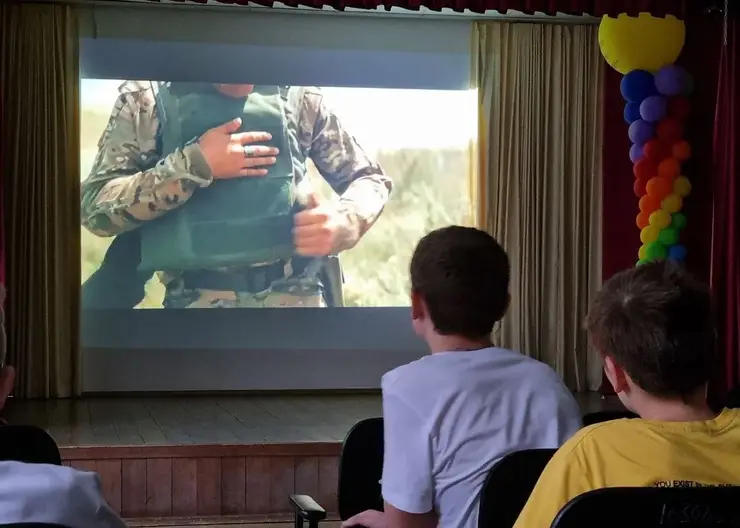 В школах Красноярска завершилась неделя документального кино о событиях и героях СВО