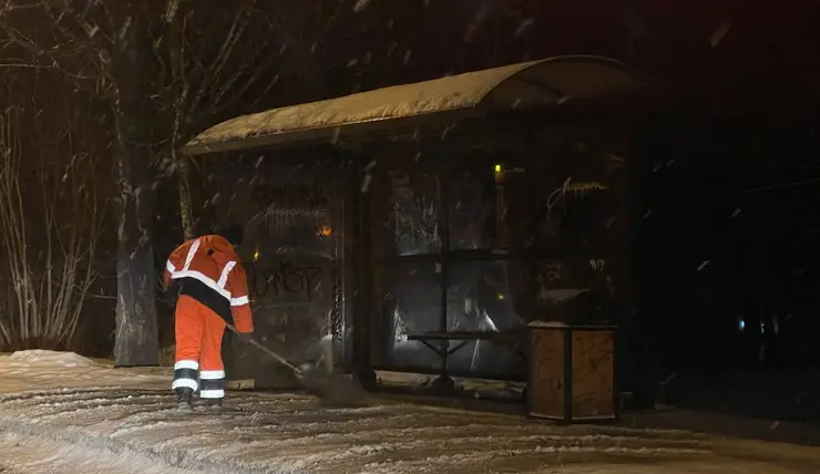 В ночную смену от снега и льда Красноярск отчищали 150 единиц техники