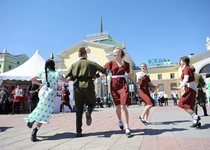 На площади Красноярского железнодорожного вокзала празднуют наступающий День Победы