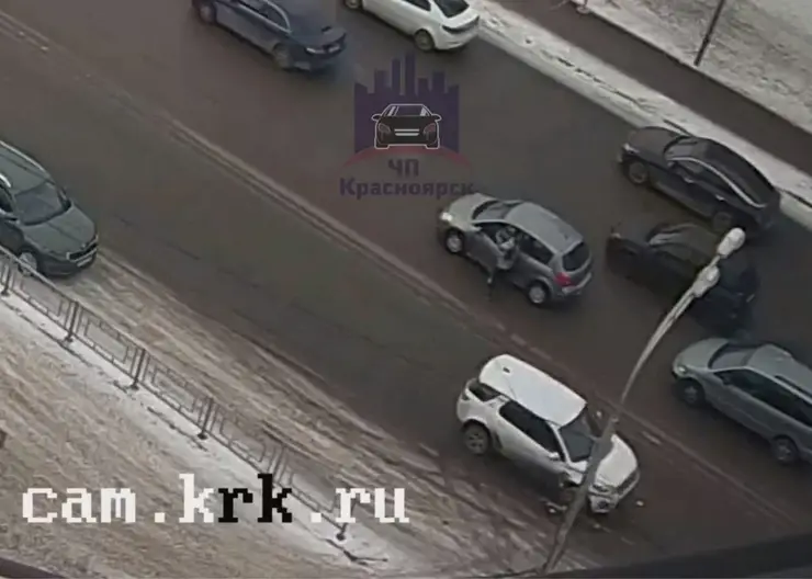 В Красноярске две автомобилистки устроили разборки прямо посреди дороги