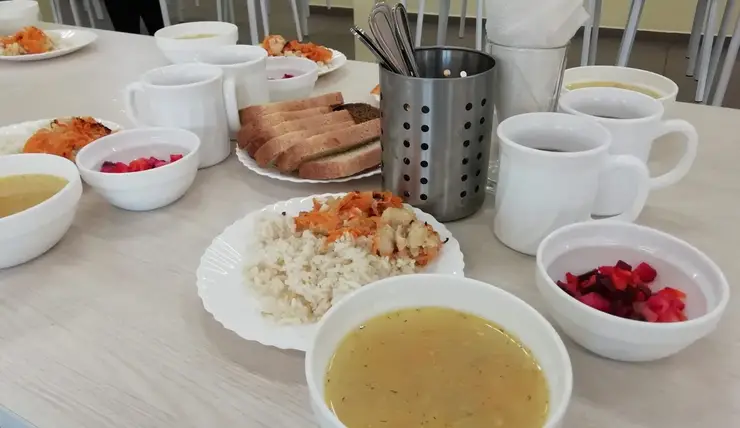 Родители Ленинского района проверили еду в школьных столовых